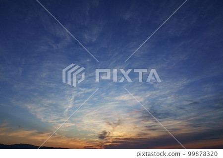 日出時天空有各種雲 Spring/Sky mainly/220502am 99878320