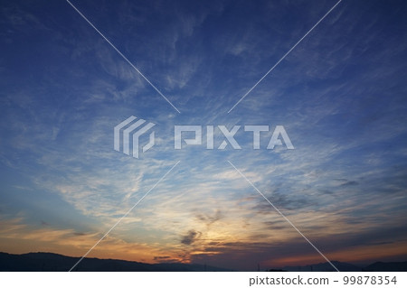 日出時天空有各種雲 Spring/Sky mainly/220502am 日出時天空有各種雲 Spring/Sky mainly/220502am 99878354