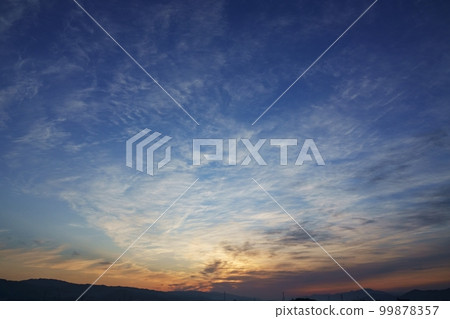 日出時天空有各種雲 Spring/Sky mainly/220502am 99878357