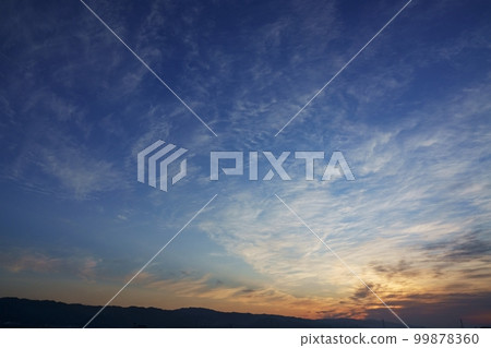 日出時天空有各種雲 Spring/Sky mainly/220502am 日出時天空有各種雲 Spring/Sky mainly/220502am 99878360