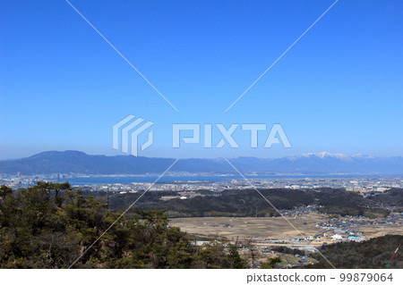 琵琶湖周圍的風景等待來自堂山的春天 琵琶湖周圍的風景等待來自堂山的春天 99879064