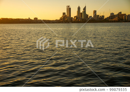 從天鵝河上欣賞珀斯的壯麗景色 從天鵝河上欣賞珀斯的壯麗景色 99879335