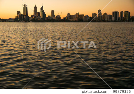 黃昏（日出）時珀斯天鵝河和建築物的壯麗景色 99879336