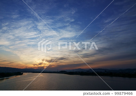 Spring sunrise sky with contrails and reflecting river・Sky main・220502am Spring sunrise sky with contrails and reflecting river・Sky main・220502am 99879466