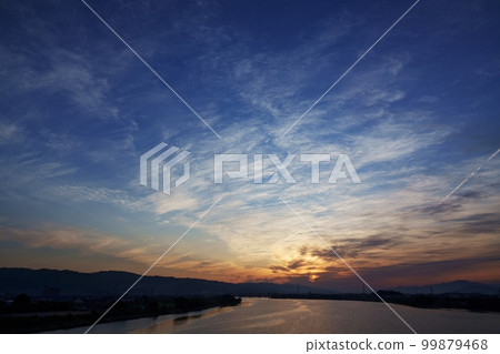 Spring sunrise sky with contrails and reflecting river・Sky main・220502am Spring sunrise sky with contrails and reflecting river・Sky main・220502am 99879468