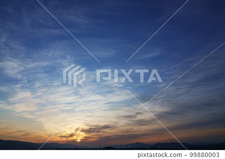 Spring morning sky with contrails ・Sky main ・220502am Spring morning sky with contrails ・Sky main ・220502am 99880003