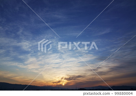 Spring morning sky with contrails ・Sky main ・220502am Spring morning sky with contrails ・Sky main ・220502am 99880004