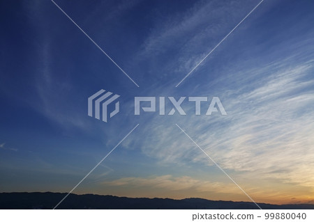 Spring morning sky with various clouds ・Sky main ・220502am 99880040