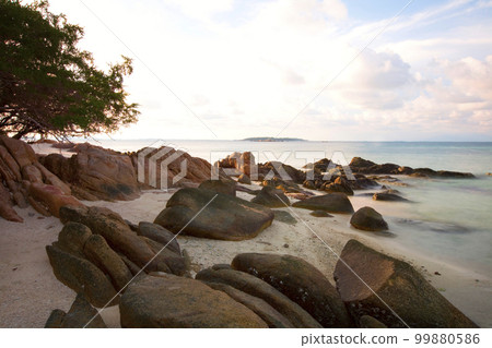 Beautiful scenic of Koh Mun Nok island ,most popular traveling destination in Rayong, Thailand. 99880586