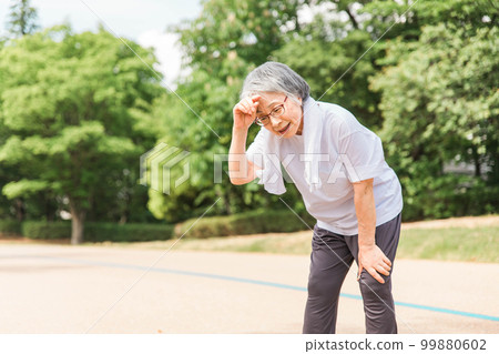 公園運動後身體不適的老年婦女(運動、虛弱、肌肉減少、中暑、中暑、夏季疲勞) 公園運動後身體不適的老年婦女(運動、虛弱、肌肉減少、中暑、中暑、夏季疲勞) 99880602