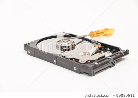 [Disassemble the HDD with a screwdriver] 99880611
