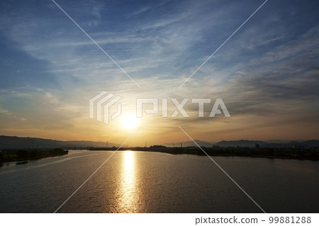 春天早晨的天空，各種雲彩和倒映天空的河流・220502am 99881288