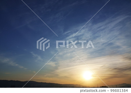 多雲的春天早晨的天空・Sky main ・220502am 99881384
