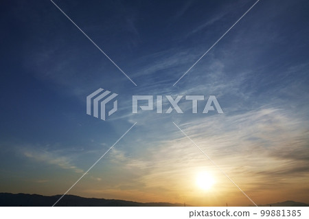 多雲的春天早晨的天空・Sky main ・220502am 99881385