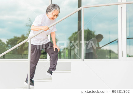 Elderly women who go up and down stairs for rehabilitation of joint pain and knee pain (locomo, frailty, sarcopenia, osteoporosis) Elderly women who go up and down stairs for rehabilitation of joint pain and knee pain (locomo, frailty, sarcopenia, osteoporosis) 99881502