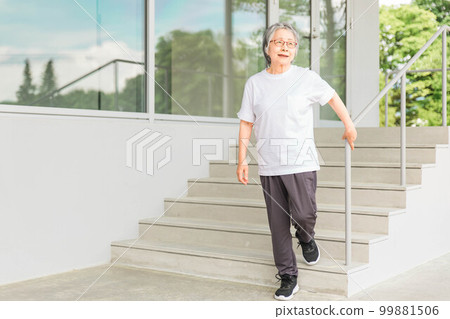 康復中上下樓梯的老年婦女（運動、虛弱、肌肉減少症、骨質疏鬆症） 99881506