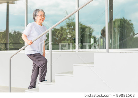 康復中上下樓梯的老年婦女（運動、虛弱、肌肉減少症、骨質疏鬆症） 99881508