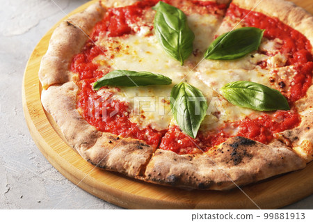 Delicious wood-fired pizza margherita Delicious wood-fired pizza margherita 99881913