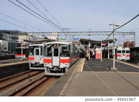 Sanyo train series 5000 lined up at Sanyo Akashi station 99881967