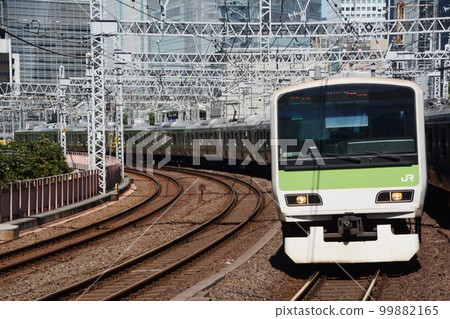 Series E231 500 series going through the curved section of the Yamanote Line Series E231 500 series going through the curved section of the Yamanote Line 99882165