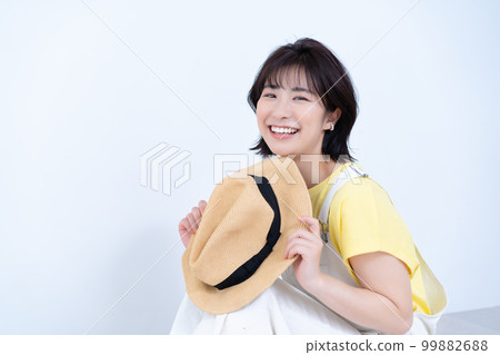 穿著背帶褲的短鮑勃女人 99882688