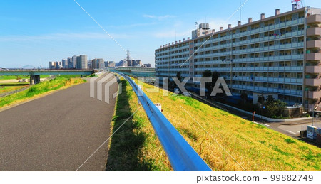 從鹿浜橋附近的荒川河岸看到的都營新田一丁目公寓(東京都足立區)的風景 從鹿浜橋附近的荒川河岸看到的都營新田一丁目公寓(東京都足立區)的風景 99882749