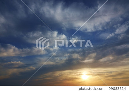 Spring evening sky with various clouds / wide angle / sky mainly / 220505pm Spring evening sky with various clouds / wide angle / sky mainly / 220505pm 99882814