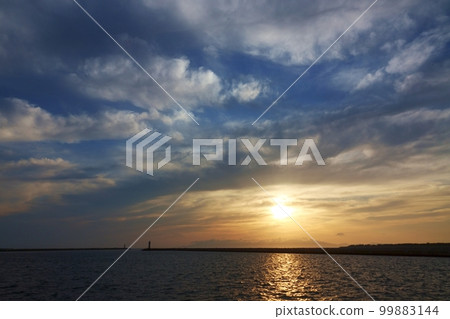 Spring evening sky with various clouds and port scenery・Wide angle・Sky mainly・220505pm Spring evening sky with various clouds and port scenery・Wide angle・Sky mainly・220505pm 99883144