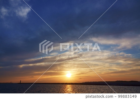 Spring evening sky with various clouds and port scenery・Wide angle・Sky mainly・220505pm Spring evening sky with various clouds and port scenery・Wide angle・Sky mainly・220505pm 99883149