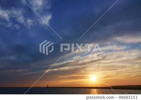 Spring evening sky with various clouds and port scenery・Wide angle・Sky mainly・220505pm Spring evening sky with various clouds and port scenery・Wide angle・Sky mainly・220505pm 99883151
