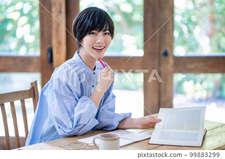 一名年輕女子在學習 99883299