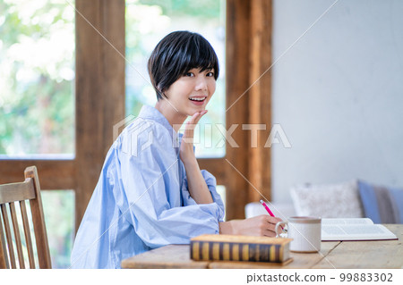 一名年輕女子在學習 99883302