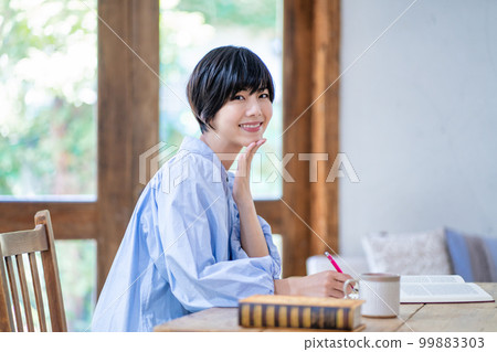 一名年輕女子在學習 99883303