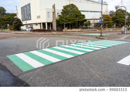 綠白相間的人行橫道 | 交通安全圖片 | 學校道路圖片 | 綠白相間的人行橫道 | 交通安全圖片 | 學校道路圖片 | 99883313