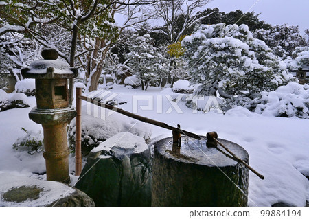 Myomanji Temple, Iwakura, Kyoto City in winter morning Snow garden and squat Myomanji Temple, Iwakura, Kyoto City in winter morning Snow garden and squat 99884194