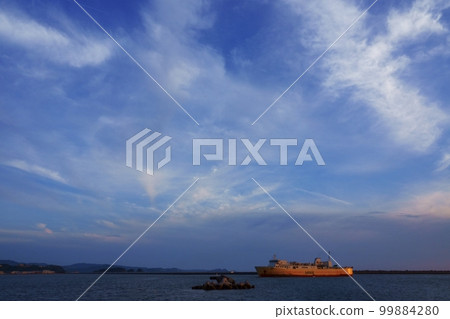 春天傍晚的天空和渡口進港・幹線・220505pm 春天傍晚的天空和渡口進港・幹線・220505pm 99884280