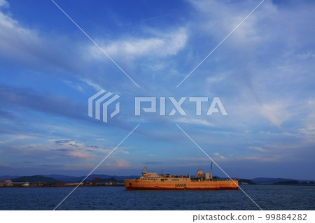 Spring evening sky and ferry entering the port ・Air main ・220505pm 99884282