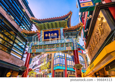 日本橫濱市景橫濱中華街/唐人街主街俯瞰善林門等閃耀在藍天 日本橫濱市景橫濱中華街/唐人街主街俯瞰善林門等閃耀在藍天 99884313