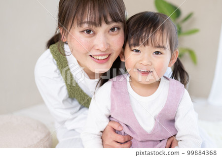 child playing with mom 99884368