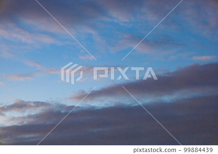 The sunset that spreads over the city sky begins, and the blue sky where thick gray clouds are dyed pink (Chiyoda-ku, Tokyo) The sunset that spreads over the city sky begins, and the blue sky where thick gray clouds are dyed pink (Chiyoda-ku, Tokyo) 99884439