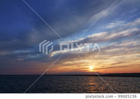 春天的傍晚天空有各種雲彩和港口景色・廣角・主要是天空・220505pm 99885236