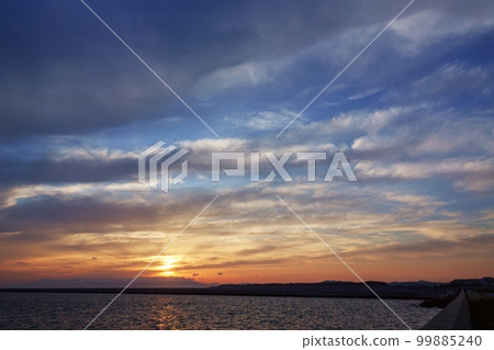 春天的傍晚天空有各種雲彩和港口景色・廣角・主要是天空・220505pm 99885240
