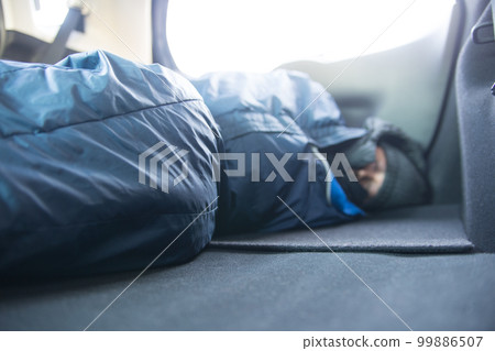 睡在車裡的男人 99886507