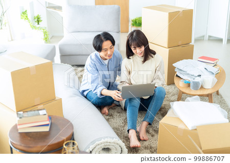 Moving Transfer Packing Husband Couple Family Lifestyle Living 99886707
