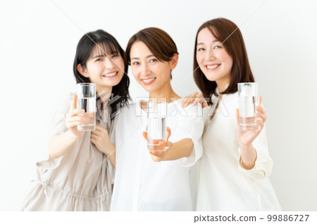 中年女子喝礦泉水 99886727