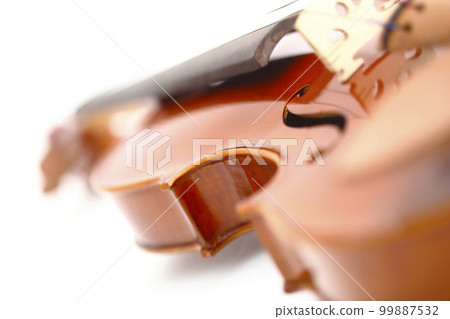 在白色背景下拍攝的小提琴圖像照片 99887532