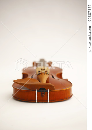 Violin taken with a white background Image photo with blank space Violin taken with a white background Image photo with blank space 99887575