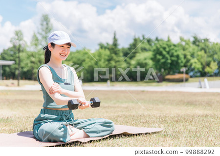 女性在公園裡用啞鈴鍛煉和訓練(肌肉和肌肉訓練) 女性在公園裡用啞鈴鍛煉和訓練(肌肉和肌肉訓練) 99888292