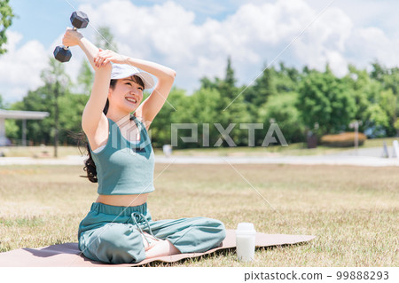 女性在公園裡用啞鈴鍛煉和訓練(肌肉和肌肉訓練) 女性在公園裡用啞鈴鍛煉和訓練(肌肉和肌肉訓練) 99888293
