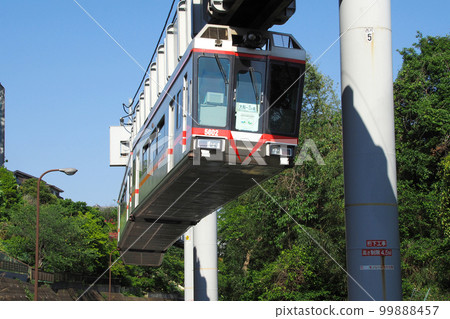 藍天綠地映襯下的湘南單軌電車 藍天綠地映襯下的湘南單軌電車 99888457